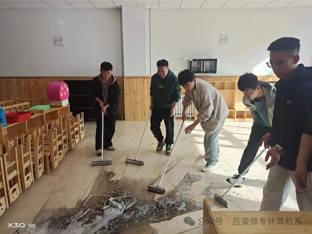 三月春风暖人心，学习雷锋正当时 | 计算机系学子开展“学雷锋”志愿服务活动（二）